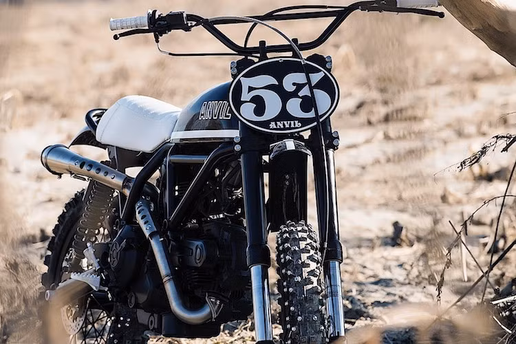 Ở phía trước, toàn bộ dàn đầu của chiếc xe Ducati Scrambler Sixty2 đã bị loại bỏ hoàn toàn, thay vào đó là cặp phuộc USD với hành trình lớn được lấy từ một chiếc "cào cào" chuyên nghiệp. Ngoài ra, chiếc xe cũng không có đèn chiếu sáng, chỉ còn một tấm bảng số chắn phía trước đầu xe theo phong cách xe đua.