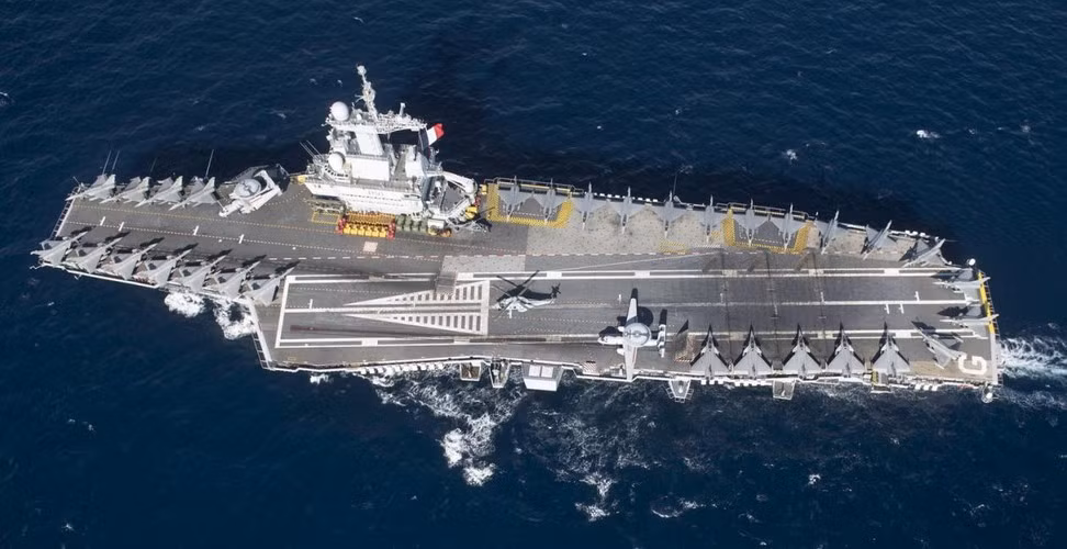 Thủy thủ đoàn của Charles De Gaulle vào khoảng 1.200 người. Ngoài ra tàu còn có thể chứa thêm 800 lính thủy đánh bộ trong các chiến dịch đổ bộ đường biển.