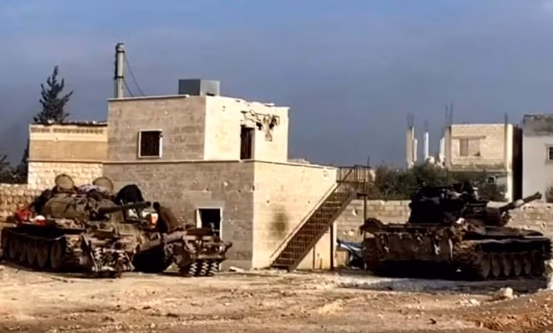 Có một thời, Quân đội Syria chiếm vị trí thứ sáu trên thế giới về số lượng xe tăng, nhưng số lượng xe tăng của Quân đội Syria đã bị tổn hao nghiêm trọng trong cuộc nội chiến; tuy nhiên xe tăng tiếp tục đóng một vai trò rất quan trọng trong cuộc chiến tại Syria. Nhờ sức mạnh của xe tăng, các đơn vị quân đội Chính phủ Syria dễ dàng vượt các loại chướng ngại vật mà các chiến binh xây dựng trên đường phố và khu dân cư ở các làng mạc; chi viện hỏa lực đắc lực cho lực lượng bộ binh chiến đấu, cũng như là những mũi thọc sâu hiệu quả.