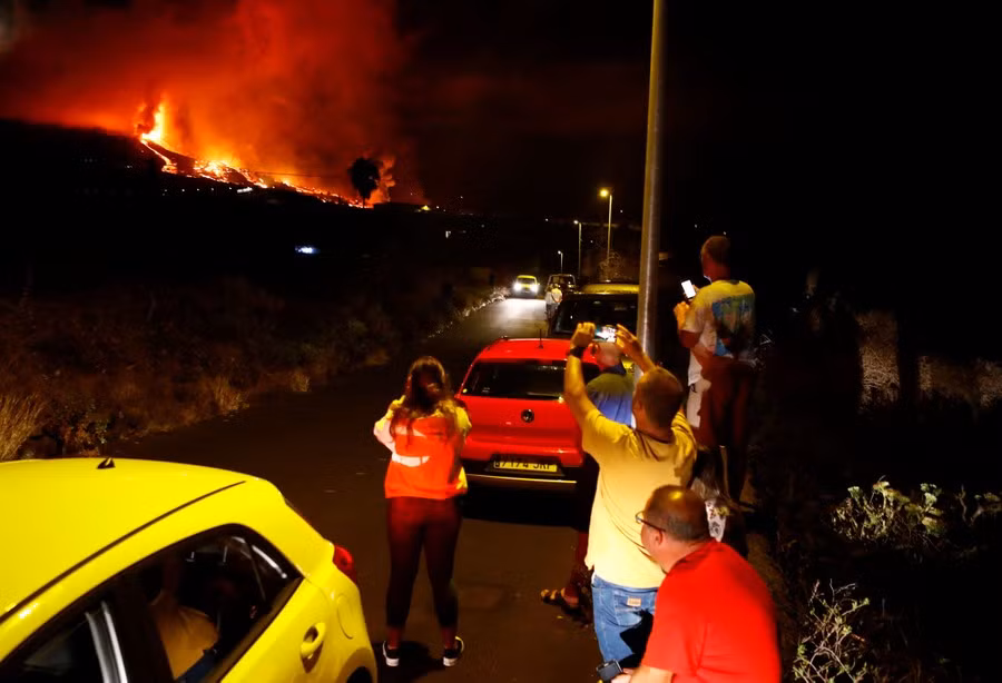 Đảo La Palma đã được đặt trong tình trạng báo động cao độ trong vòng một tuần trước khi xảy ra vụ phụn trào núi lửa này. Các nhà chức trách cũng kêu gọi người dân tránh xa khu vực xung quanh.