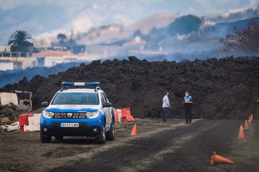 Thủ tướng Tây Ban Nha Pedro Sanchez đã bay đến đảo La Palma vào cuối ngày 19/9 nhằm thị sát tình hình và lên kế hoạch cho công tác ứng phó núi lửa phun trào.