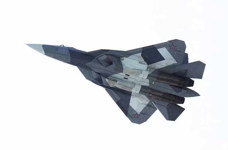 Tiêm kích tàng hình Sukhoi T-50 của Không quân Nga trong một chuyến bay thử nghiệm.