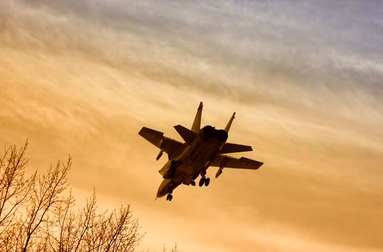 Tiêm kích đánh chặn nhanh nhất thế giới hiện nay MiG-31 trong buổi chiều tà.