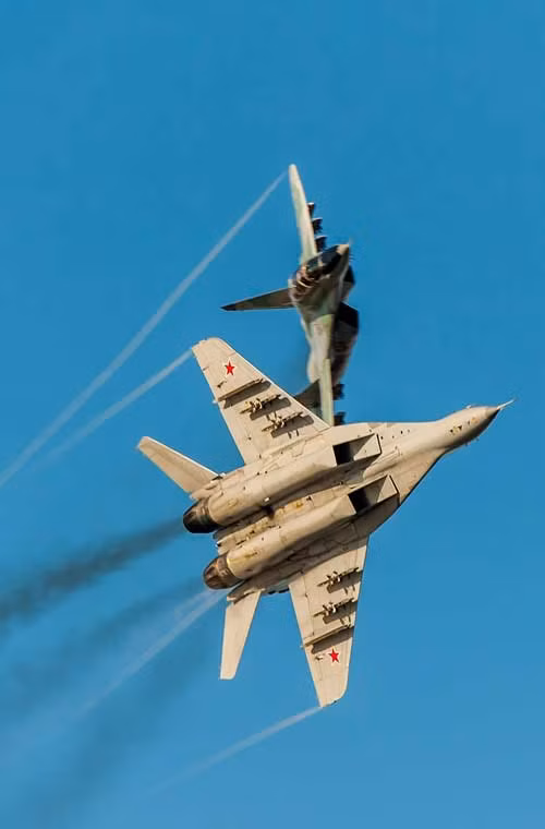 Biên đội tiêm kích đánh chặn MiG-29 hiện đại thao diễn trên không.
