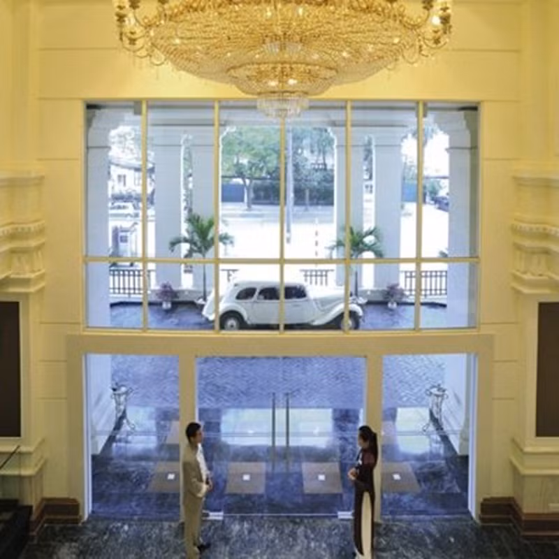 Nhân viên, an ninh khách sạn được bố trí tại nhiều vị trí để đón chào khách ra vào Movenpick. (Ảnh: TripAdvisor).