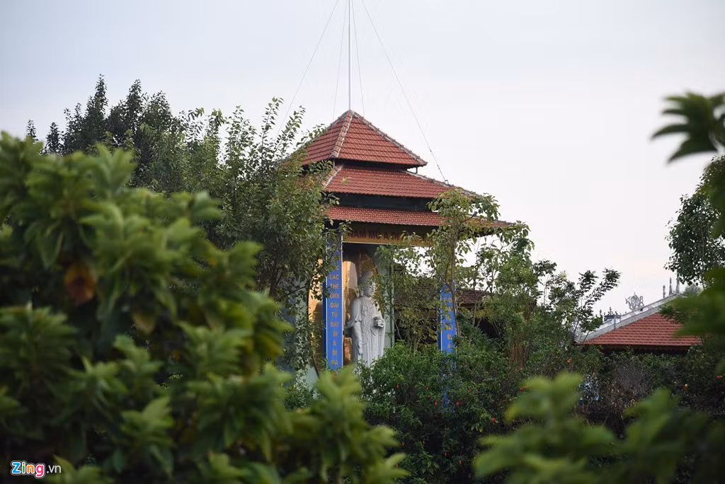 Trong hơn 10 năm trụ trì ở Nga Hoàng, sư Thích Thanh Toàn đã huy động nguồn tiền để mua đất đai và xây dựng lên những công trình bề thế bên cạnh đất chùa. Khai báo với chính quyền xã, sư Toàn cho biết tổng diện tích đất mua của người dân địa phương là gần 6.000 m2.