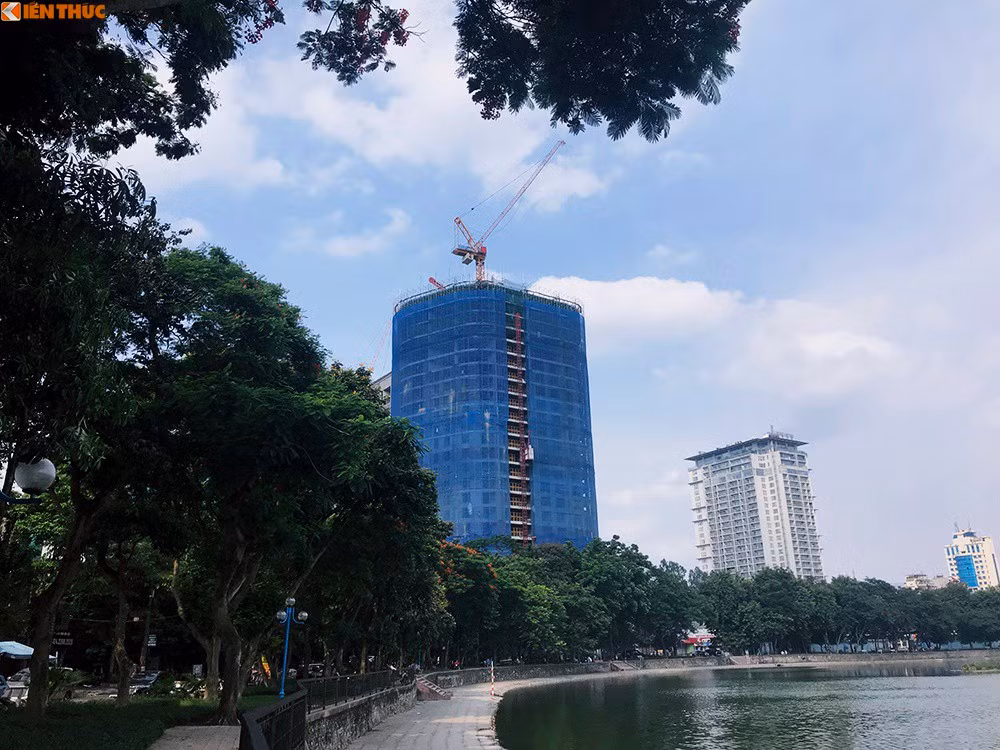 Vi sao cong trinh dat vang B7 Giang Vo cua Tap doan Hoa Binh bi dinh chi toan dien?