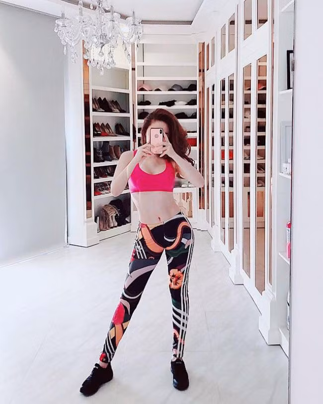 Phòng riêng của Bảo Thy với những chiếc tủ lớn đựng giày, túi xách hàng hiệu