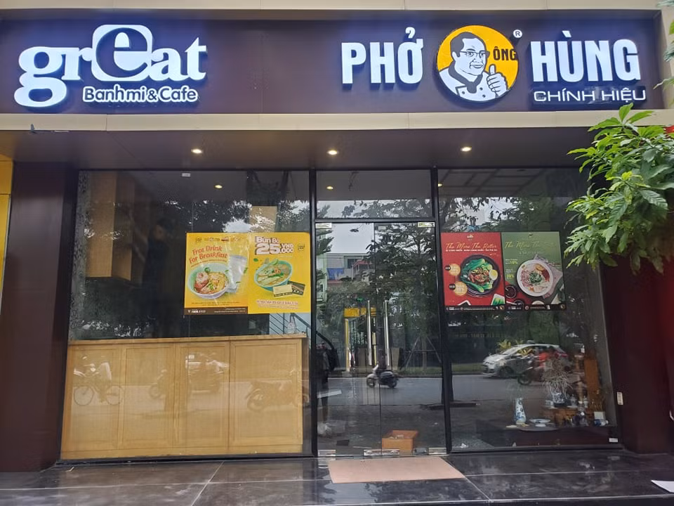 Theo tìm hiểu của PV, Công ty TNHH chế biến thực phẩm Huy Việt Nam là doanh nghiệp chuyên về chuỗi nhà hàng với các thương hiệu như Món Huế, Phở Hùng, Cơm Thố Cháy, Iki Sushi, House of Phở và Great Bánh Mì. Trong đó 3 thương hiệu chính gồm Món Huế (ẩm thực Huế, miền Trung), phở ông Hùng (miền Bắc) và Cơm Express (miền Nam). Món Huế được cho là phát triển "thần tốc", khi đến năm 2019 đã cán mốc 90 nhà hàng.