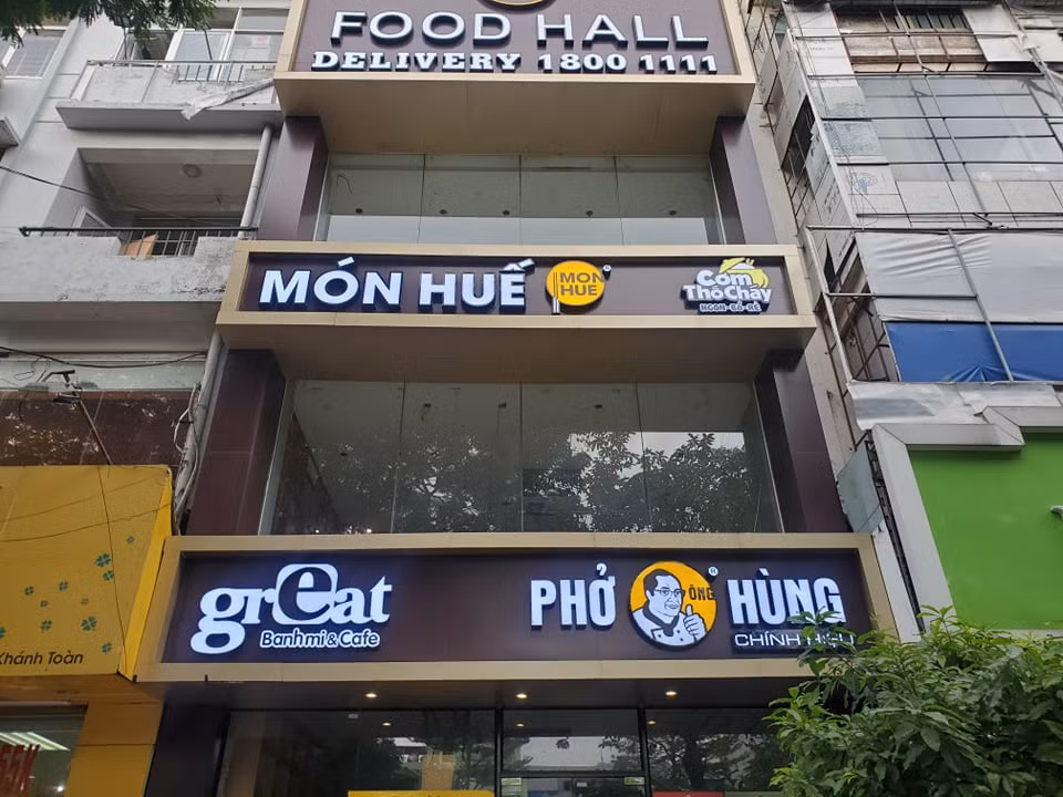 Cùng thuộc sở hữu của công ty TNHH chế biến thực phẩm Huy Việt Nam như Món Huế, Phở Ông Hùng trên đường Nguyễn Khánh Toàn cũng dừng hoạt động.