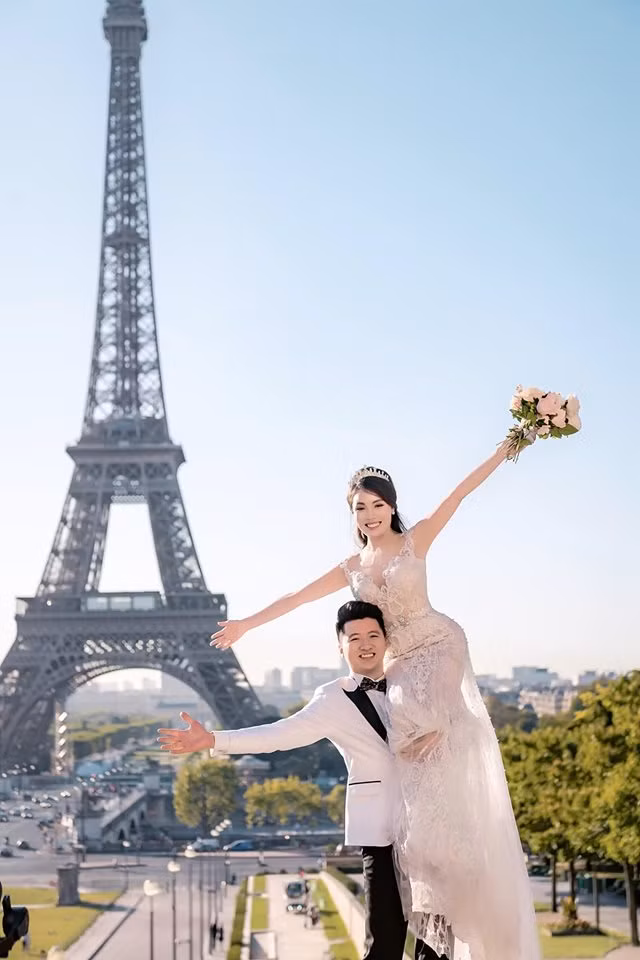 Trước khi diễn ra hôn lễ, cô dâu và chú rể thể hiện sự hồi hộp và ghi dấu khoảnh khắc trọng đại bằng cách đăng ảnh cưới mới lên trang cá nhân. Nữ giảng viên sexy chọn 1 tấm ảnh ngồi trên vai ông xã, đằng sau là khung cảnh biểu tượng tháp Eiffel. Âu Hà My chia sẻ: "Bức ảnh tươi nhất và hạnh phúc nhất của đôi mình. Nhìn toàn bộ toà lâu đài và 3 chiếc váy cưới đang đợi mình, cũng như những gì 2 đứa chuẩn bị rất kĩ lưỡng cho đại lễ ngày mai mà muốn bật khóc. Mai sẽ là 1 ngày tràn ngập niềm xúc động và cũng sẽ cả những giọt nước mắt hạnh phúc".