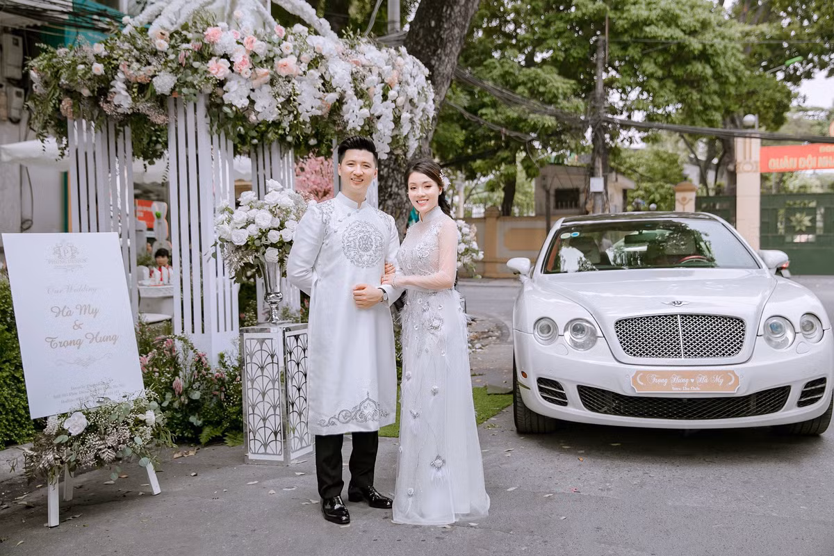 Trước đó, trong lễ ăn hỏi, họ sử dụng một chiếc Bentley trắng được trang trí cầu kỳ.