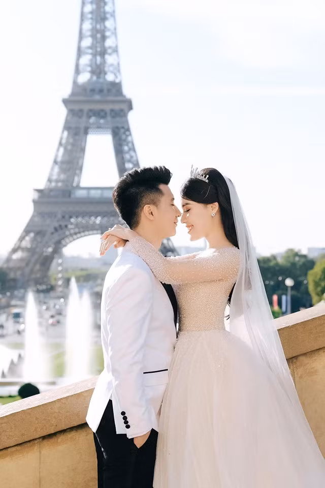 Trong khi đó, chồng doanh nhân kiêm diễn viên Nguyễn Trọng Hưng lại chọn 1 bức ảnh hai vợ chồng đứng đối diện, nhắm mắt lãng mạn. Anh nhắn nhủ: "Mọi thứ trong cuộc sống chúng ta cần cố gắng rất nhiều, nhưng không nên cưỡng cầu, khi đủ nắng thì hoa sẽ nở, vạn vật sẽ sinh sôi, khi đủ gió sẽ làm trôi chảy mọi thứ, và khi đủ tình yêu thương thì hạnh phúc của chúng ta sẽ tự đong đầy. Bước vào cuộc sống hôn nhân vợ chồng ta sẽ đối mặt với rất nhiều điều và chồng hy vọng chúng ta sẽ cùng nhau vượt qua vợ ạ".