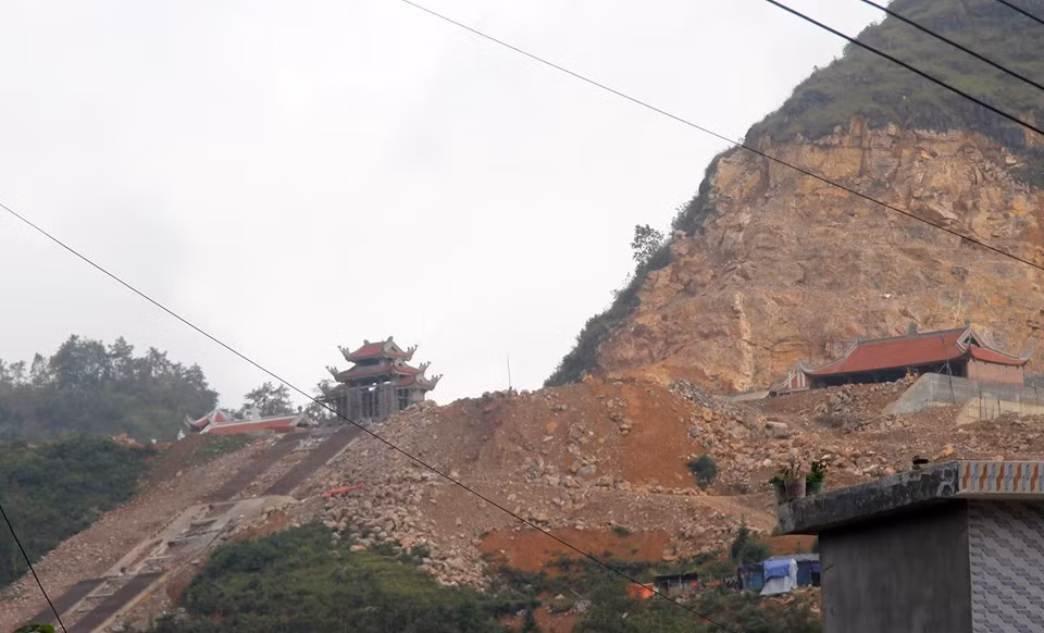 Núi đá vôi bị "xẻ" toang hoác để xây dựng các hạng mục của dự án khu du lịch sinh thái tâm linh Lũng Cú.