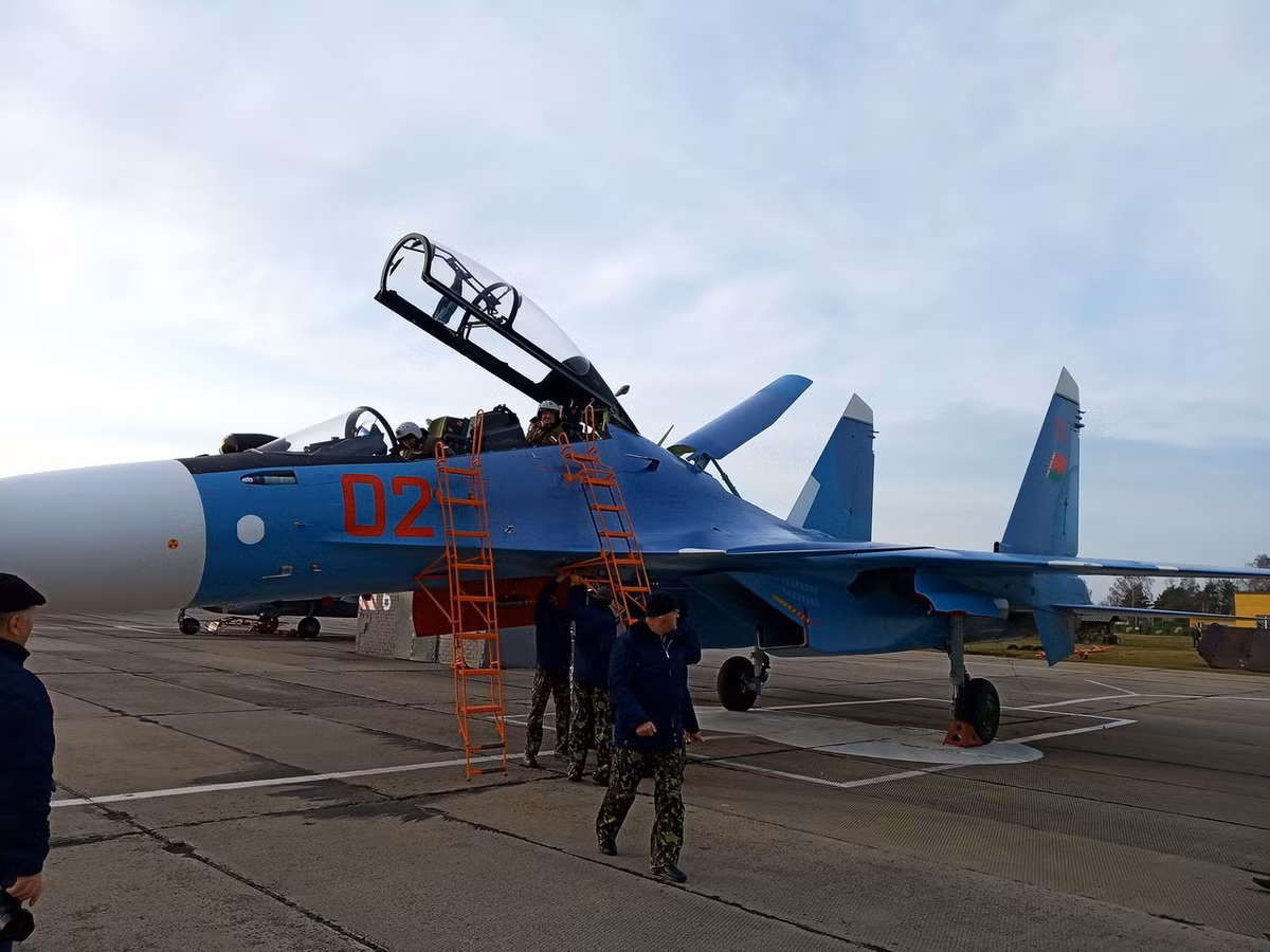 Được biết các tiêm kích Su-30SM trên đã bị trễ hẹn bàn giao tới gần 1 năm vì một số vướng mắc trong việc lắp đặt linh kiện vì ảnh hưởng từ các lệnh trừng phạt mà phương Tây áp đặt.