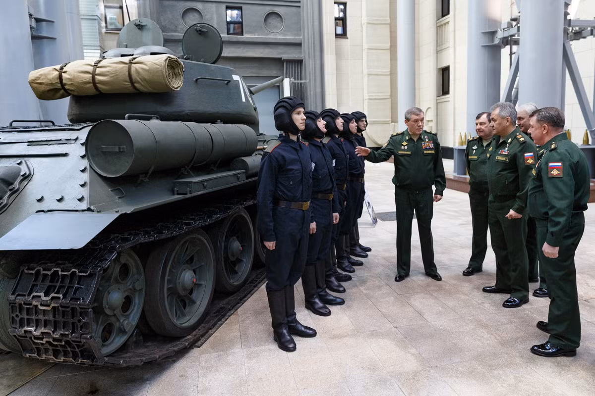 Nga thi tuyen kip lai xe tang T-34, 13 nguoi chon mot