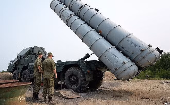 Để giải đáp thắc mắc, một đại diện của quân đội Syria vào hôm thứ bảy ngày 16/3 đã nói với hãng thông tấn Al Masdar News rằng các tổ hợp S-300 này "gần như đã sẵn sàng phục vụ".