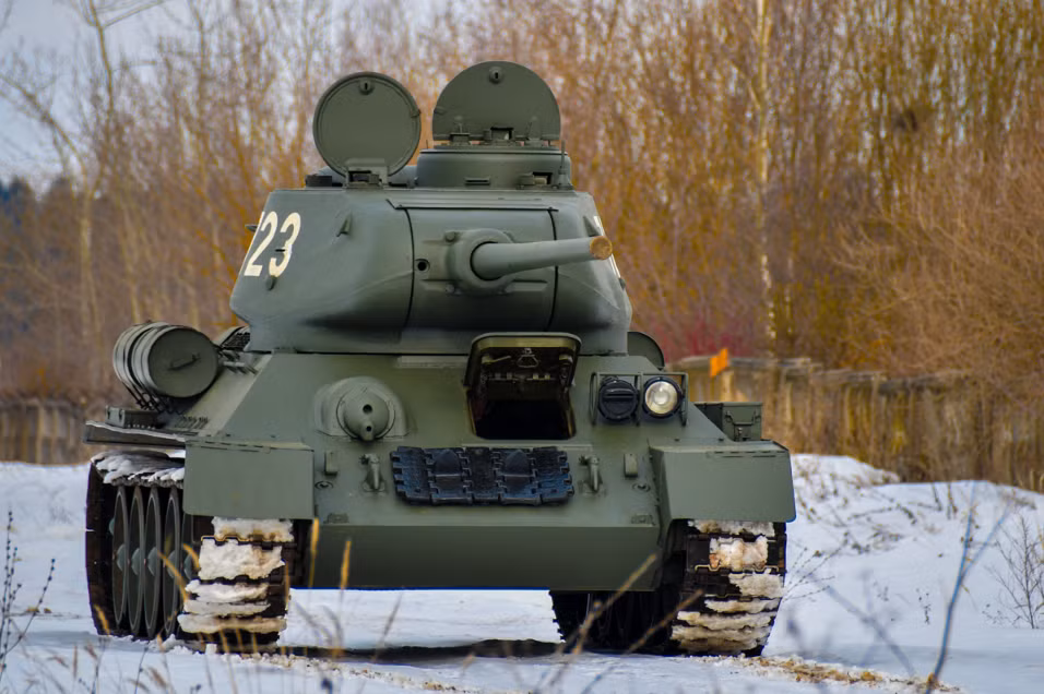Với những hình ảnh mới nhất về đơn vị xe tăng T-34 của Nga, có thể thấy một vài chiếc xe tăng đã hoàn tất quá trình tân trang, khi chúng đã khoác lên mình màu sơn ngụy trang mới và cờ hiệu của lực lượng tăng thiết giáp Lào cũng đã bị xóa. Nguồn ảnh: Bộ Quốc phòng Nga.