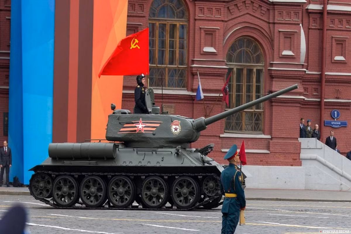 Trong tương lai gần, những chiếc xe tăng T-34 sẽ sớm được điều động cho các hoạt động kỷ niệm mừng Ngày Chiến thắng 9/5 trên Quảng Trường Đỏ. Ngoài ra, các phương tiện này cũng sẽ được sử dụng cho dự án phim truyền hình lịch sử. Nguồn ảnh: tvzvezda.ru