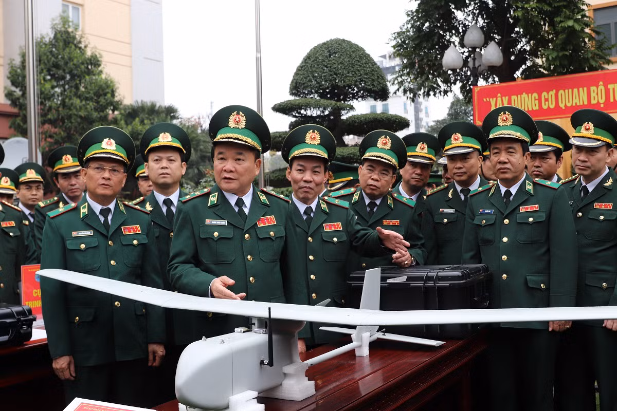 Theo đó trong phóng sự “Sôi nổi ra quân huấn luyện năm 2019” được đăng tải trên báo Biên Phòng, trong những thiết bị, mô hình phục vụ cho công tác huấn luyện năm 2019 của Bộ đội Biên phòng bất ngờ có sự xuất hiện của một mẫu máy bay không người lái cỡ nhỏ (SUAV), giành cho nhiệm vụ trinh sát tầm gần. Hình ảnh Thủ trưởng Bộ Tư lệnh Bộ đội Biên phòng tham quan khu trưng bày vật chất, mô hình phục vụ huấn luyện năm 2019. Nguồn ảnh: Trần Đức.