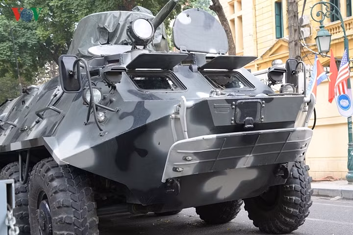 Lớp giáp ở mặt trước và sườn xe thiết giáp BTR-60 được thiết kế dốc để hạn chế khả năng xuyên phá của đạn đối phương.