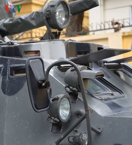Hệ thống đèn ở mặt trước của xe quân sự BTR-60.