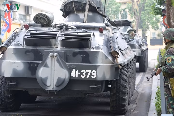 Mặt sau của xe bọc thép BTR-60 triển khai trên phố Hỏa Lò ở trung tâm Hà Nội. Động cơ của xe nằm ở đuôi.