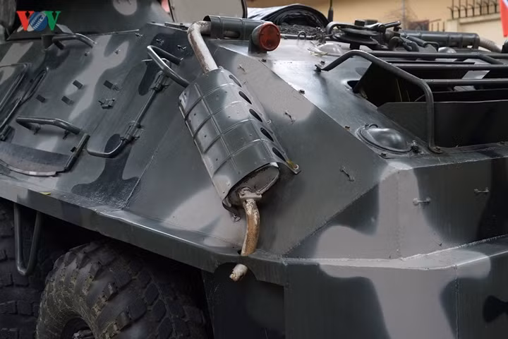 Cận cảnh một ống xả ở đuôi xe BTR-60.