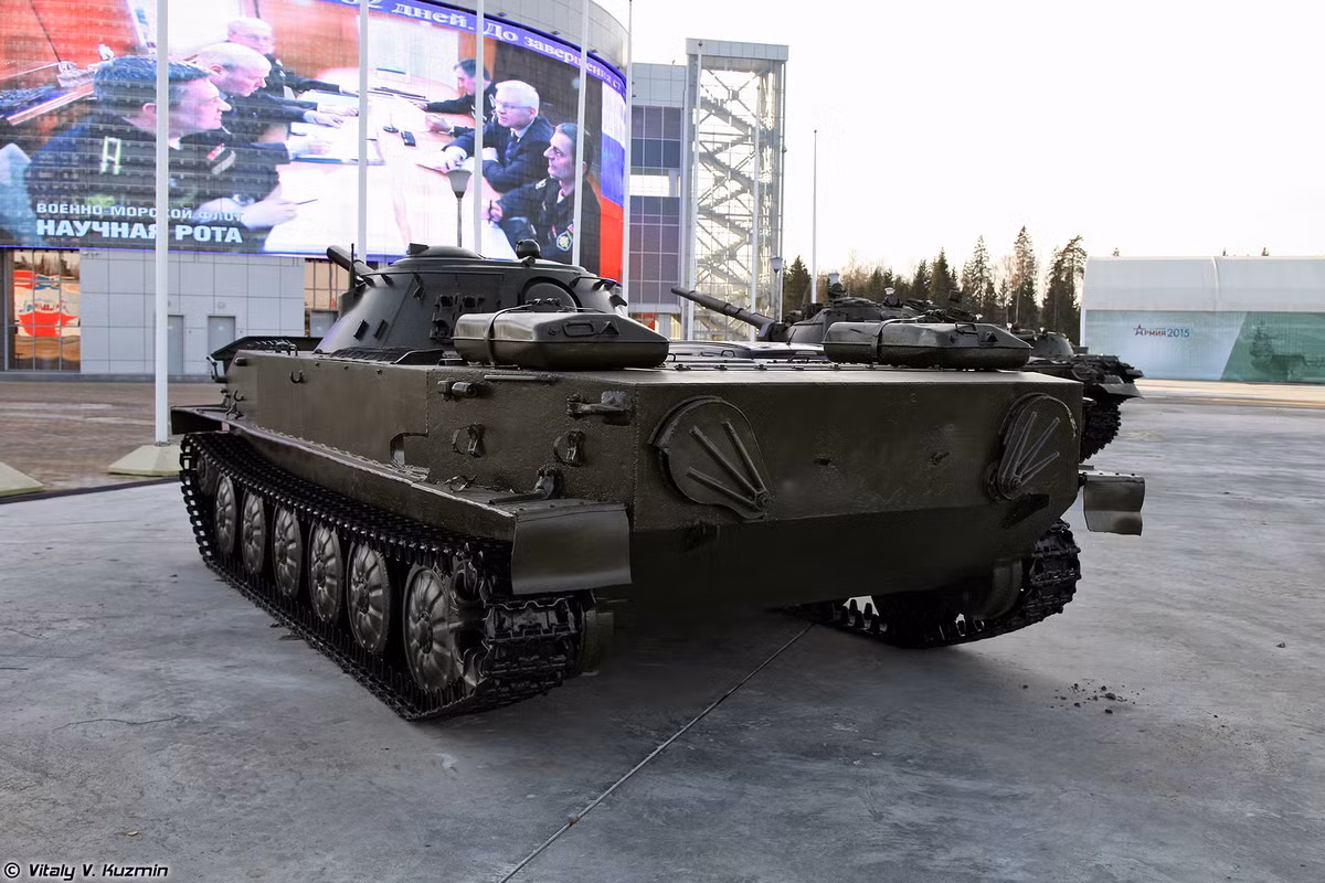 Hiện tại PT-76 là một trong hai dòng xe tăng chiến đấu chính của Binh chủng Tăng – Thiết giáp và nó cũng là dòng xe tăng hoi hiếm của chúng ta có khả năng lội nước. Tuy nhiên để có được tính năng này, PT-76 đã phải cắt giảm đáng kể lớp giáp bảo vệ chính của xe (tối đa chỉ 25mm phía trước tháp pháo chính). Nguồn ảnh: Vitaly Kuzmin.
