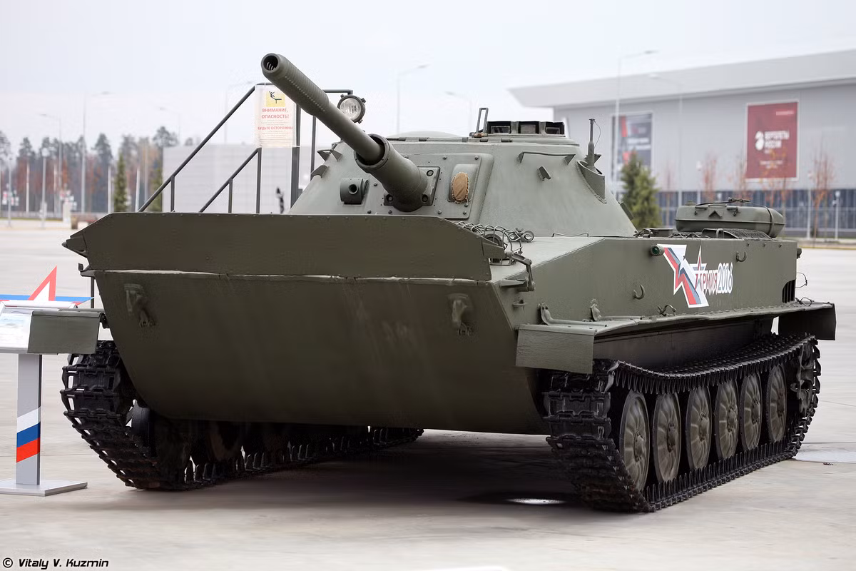 Trước khi sử dụng D-56TS, PT-76B còn được trang bị một mẫu pháo 76.2mm khác là là D-56TM nhưng nó gần như không khác gì so với D-56T ngoài việc được trang bị giảm giật đầu mới. Lên đến D-56TS, mẫu pháo này được trang bị thêm hệ thống ổn định hai trục. Nguồn ảnh: Vitaly Kuzmin.