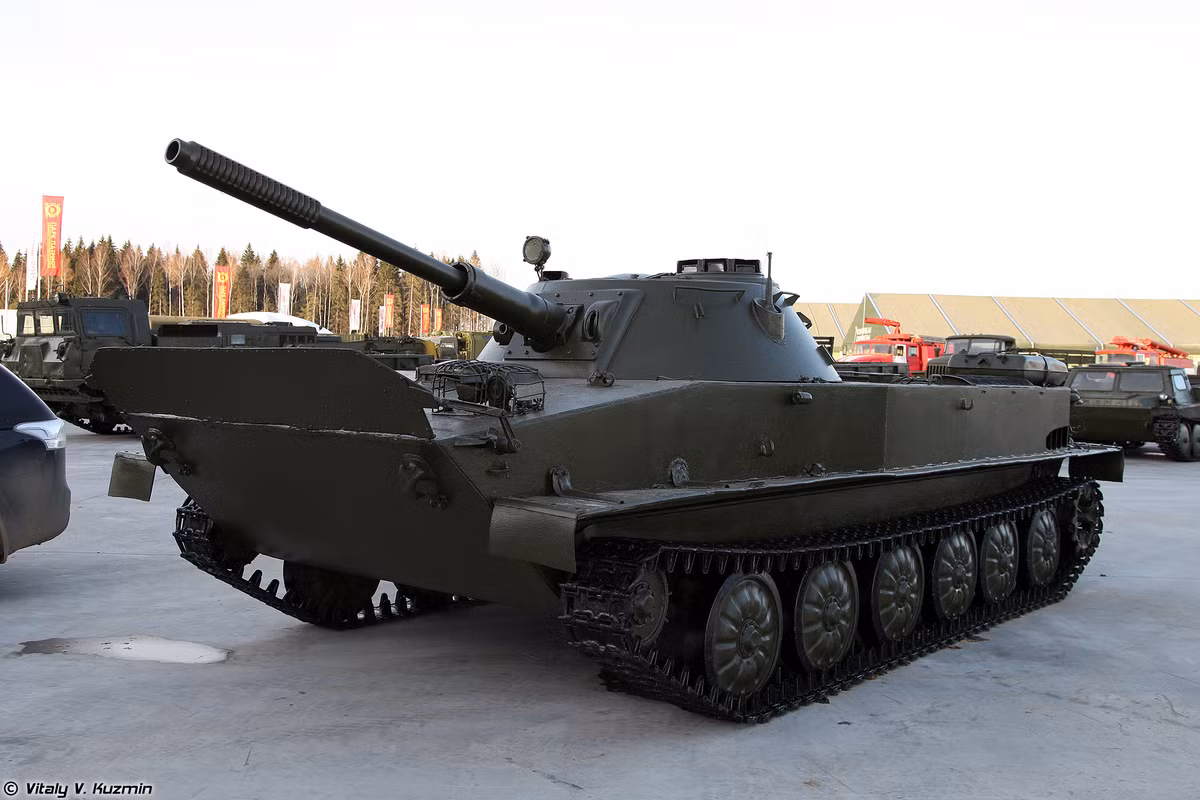 Một trong những điểm khác biệt chính trên PT-76 đời đầu là sử dụng nòng pháo D-56T khác hẳn nòng D-56TS trên PT-76B, không có bọng hút khói thuốc phóng (nằm ở 2/3 nòng), giảm giật kiểu rãnh kéo dài từ đầu nòng, không có hệ thống ổn định giúp tăng bắn pháo trong khi di chuyển. Nguồn ảnh: Vitaly Kuzmin.