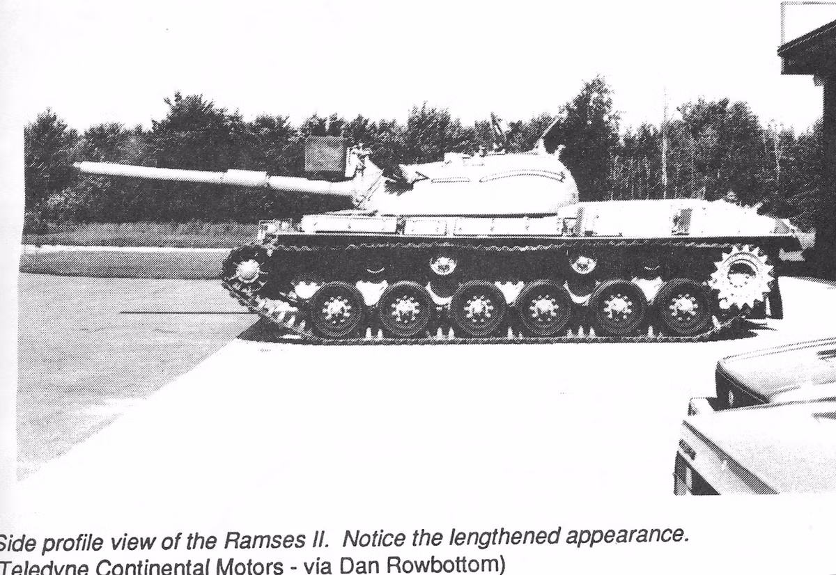 Theo đó với T-55E, Chrysler trang bị cho nó một động cơ diesel tăng áp TCM AVDS-1790-5A có công suất lên đến hơn 900 mã lực, cũng với đó là hộp số Renk RK-304, ống xả động cơ cũng được bố trị lại. Tuy nhiên điều này lại khiến kết cấu thân của T-55 bị thay đổi. Nguồn ảnh: tanksandafv.