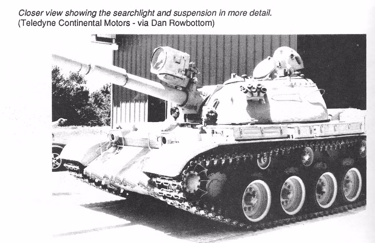 Về hệ thống vũ khí T-55E được trang bị hệ thống điều khiển hỏa lực mới SABCA Titan Mk I theo chuẩn NATO, đi kèm máy tính đường đạn, máy đo xa bằng laser, nâng cấp kính ngắm đêm, cảm biến khí tượng và hệ thống liên lạc vô tuyến mới. Nguồn ảnh: tanksandafv.