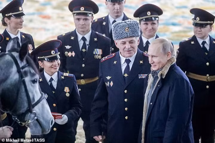 Ở Moscow, Tổng thống Putin cũng đã chúc mừng ngày Quốc tế phụ nữ bằng việc cưỡi ngựa cùng các nữ cảnh sát Nga.