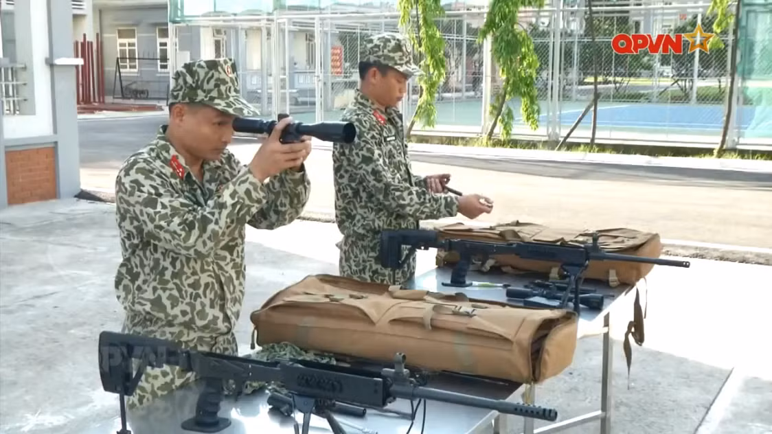 Ngoài ra SR-99 hoạt động theo nguyên tắc trích khí, máy cò chỉ có chế độ bắn phát một nên phù hợp với nhiệm vụ bắn tỉa hơn. Tầm bắn hiệu quả với kính ngắm quang học của SR-99 tăng lên 1.000 mét. Nguồn ảnh: QPVN.