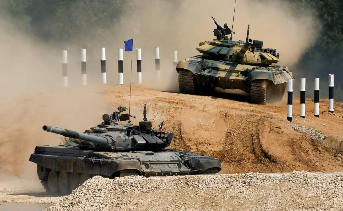Thực ra những sự cố tương tự xảy ra với xe tăng T-72B3 tại những vòng thi chính thức của giải đấu Tank Biathlon hàng năm chẳng phải là điều gì hiếm gặp, bởi khi đó những chiếc chiến xa này có những đoạn vào cua với tốc độ tối đa. Nguồn ảnh: Sputnik