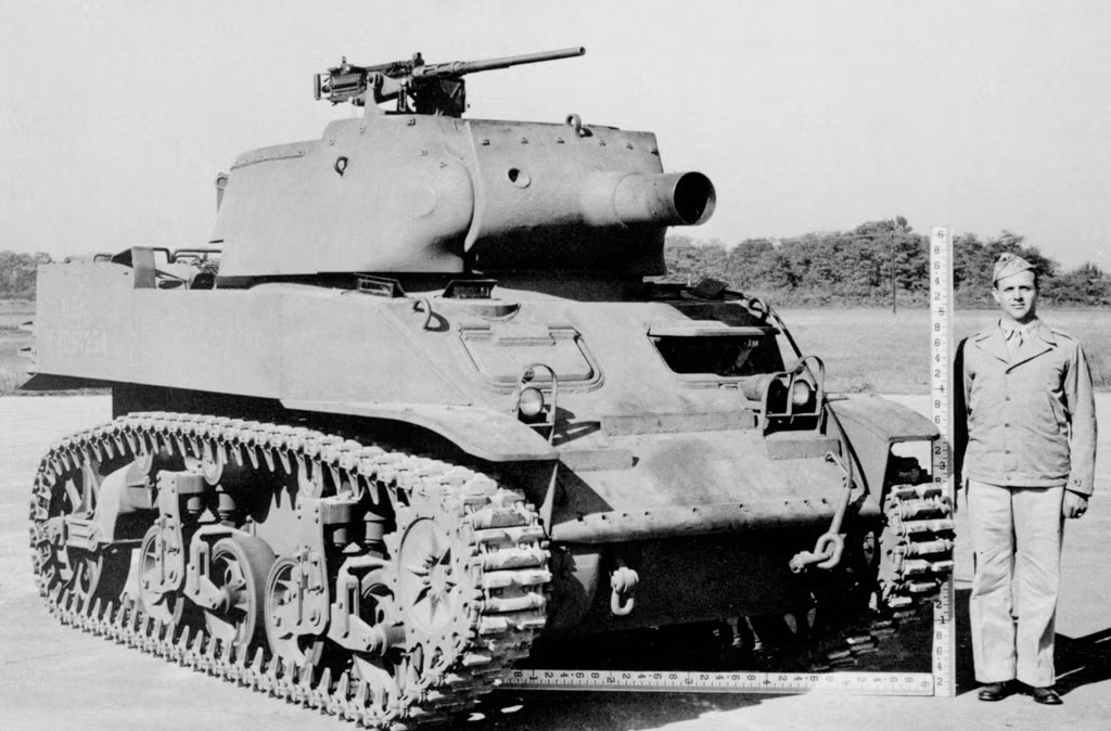 Quay lại thiết kế của M8, nó được phát triển dựa trên khung gầm xe thiết giáp M5 Stuart VI - một trong mẫu xe thiết giáp phổ biến của Quân đội Mỹ trong CTTG 2. Kết hợp với M5 là hỏa lực pháo 75mm từ mẫu lựu pháo M116, có thể thấy M8 là sản phẩm chắp vá từ những vũ khí dư thừa mà người Mỹ có sẵn. Nguồn ảnh: tanks-encyclopedia.