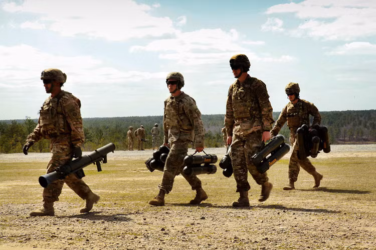 Đới với quân đội Mỹ, cuộc chiến ở Afghanistan được xem là một cuộc thử nghiệm lớn đối với Carl Gustaf. Nhờ Carl Gustaf quân đội Mỹ đã làm "làm mưa làm gió" trên chiến trương này. Tuy nhiên, tổng kết lại các dòng Carl Gustaf vẫn không thể vượt qua được cái bóng của RPG-7. Thiệt hại của RPG-7 gây ra cho Quân đội Mỹ tại Afghanistan hay Iraq còn nhiều hơn cả những gì Carl Gustaf thể hiện ở hai chiến trường này. Nguồn ảnh: dvidshub.net.
