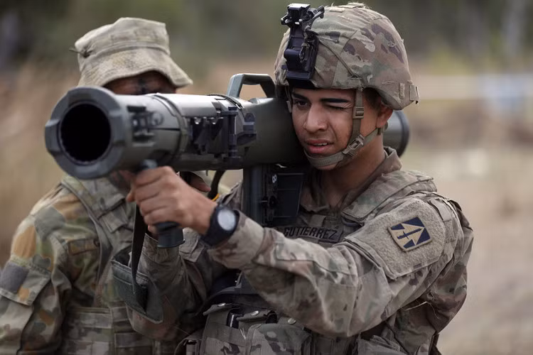 Tốc độ bắn tối đa của Carl-Gustaf M4 lên tới 6 viên mỗi phút. Tầm bắn hiệu quả đối với mục tiêu xe tăng tối đa 400 mét (tuỳ thuộc loại xe tăng). Trong khi đó tầm bắn hiệu quả với các mục tiêu bất động như công sự, nhà cửa, chiến hào,... có thể lên tới 1000 mét. Nguồn ảnh: Taticallife. Nguồn ảnh: dvidshub.net.