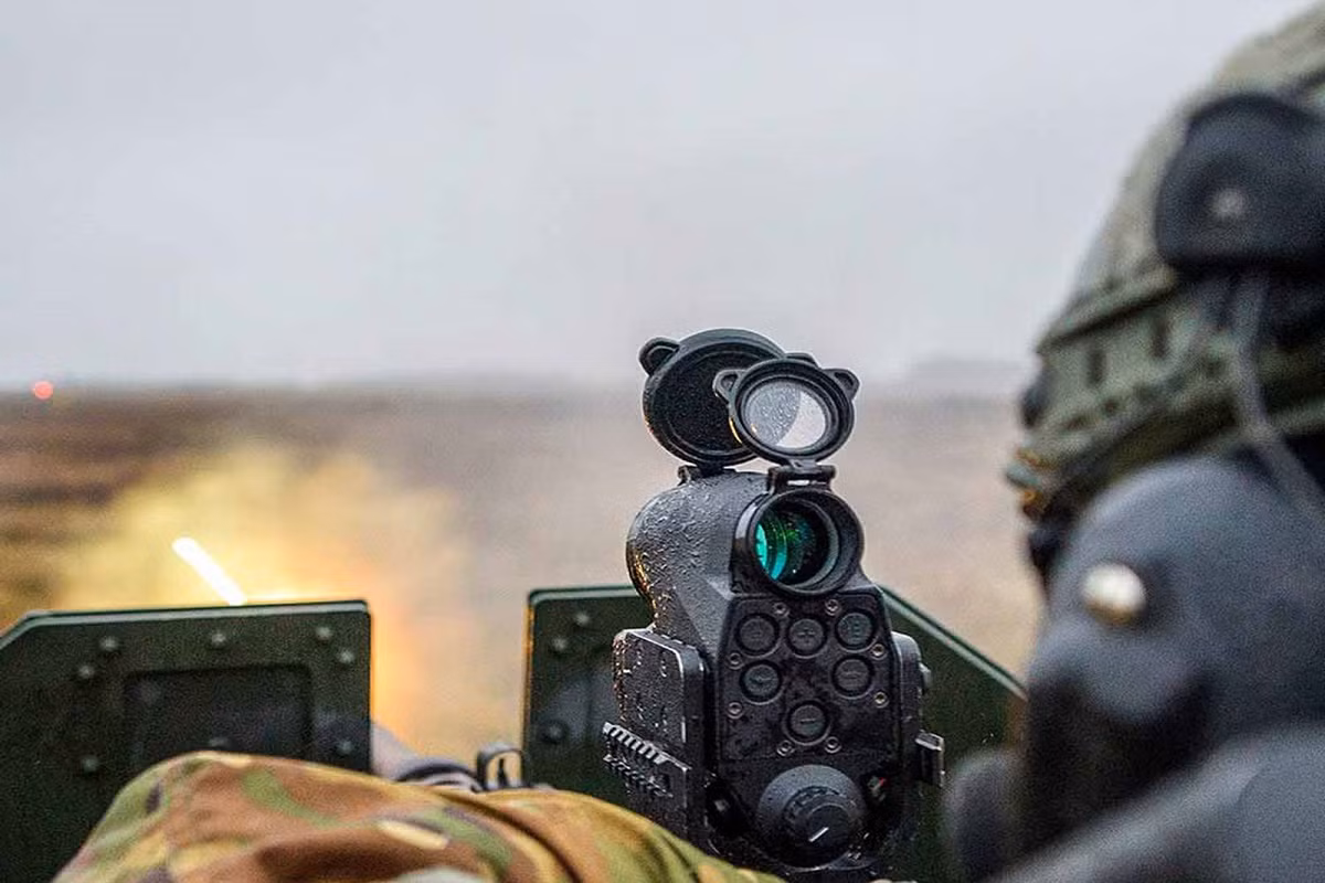Ngoài Carl-Gustaf M4, Quân đội Mỹ cũng đang có kế hoạch trang bị FCS13-RE lên trên các loại vũ khí bộ binh hạng nặng khác như súng máy 12.7mm M2 Browning, súng phóng tự động 40mm Mk 19. Tuy nhiên, chắc chắn giá thành của mỗi thiết bị FCS13-RE sẽ không hề rẻ. Nguồn ảnh: Aimpoint.