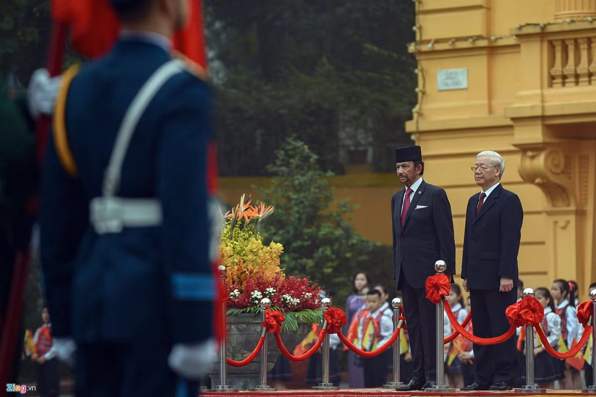 Chuyến thăm lần này của Quốc vương Hassanal Bolkiah diễn ra trong bối cảnh quan hệ Việt Nam - Brunei đang phát triển thuận lợi cả về song phương và đa phương, nhiều lĩnh vực có sự tiến triển rõ nét, tin cậy chính trị được củng cố thông qua duy trì trao đổi đoàn và tiếp xúc cấp cao... Hai nước thiết lập quan hệ ngoại giao vào năm 1992.