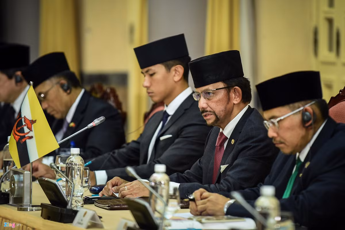 Quốc vương Brunei Hassanal Bolkiah cảm ơn sự đón tiếp nồng hậu của Việt Nam và nhấn mạnh luôn coi mối quan hệ giữa Brunei với Việt Nam có ý nghĩa quan trọng trong khu vực.