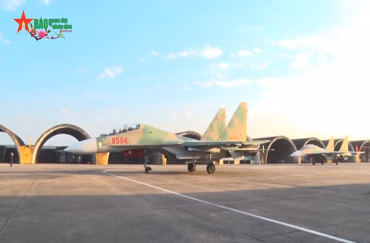 Mỗi chiếc tiêm kích Su-30MK2 của Việt Nam được trang bị 12 giá treo vũ khí có khả năng mang theo tối đa 8 tấn tên lửa và bom khác nhau. Ngoài ra máy bay còn được vũ trang với pháo tự động 30mm GSH-30-1 cùng 150 viên đạn, có tốc độ bắn lên đến 1.800 phát/phút. Nguồn ảnh: Quân đội Nhân dân.