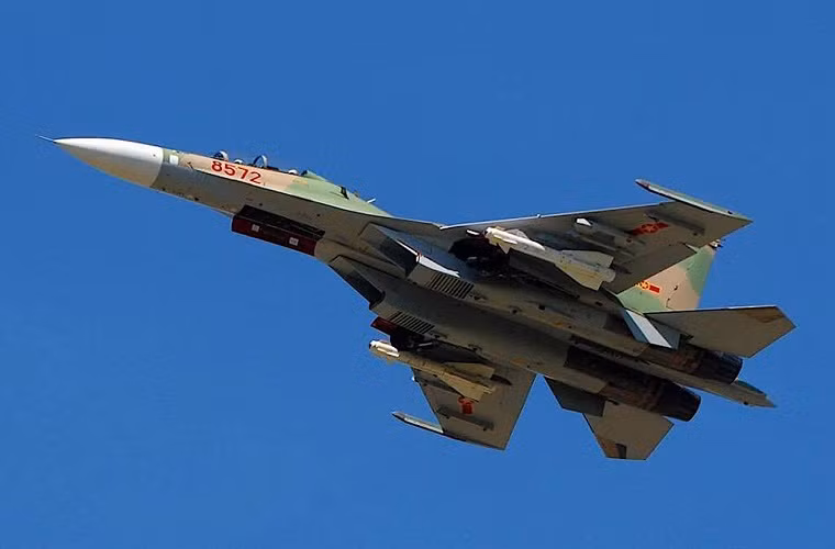 Ngoài KAB-500Kr, Su-30MK2 của Việt Nam còn sở hữu một loại vũ khí tấn công mặt đất mạnh mẽ khác là tên lửa không đối đất Kh-29TE. Mẫu tên lửa này có tầm bắn lên đến 30km và được trang bị đầu đạn nặng 320kg, có sức công phá cực mạnh đủ khả năng đánh chìm một chiến hạm có lượng giãn nước lên tới 10.000 tấn. Nguồn ảnh: Quân đội Nhân dân.