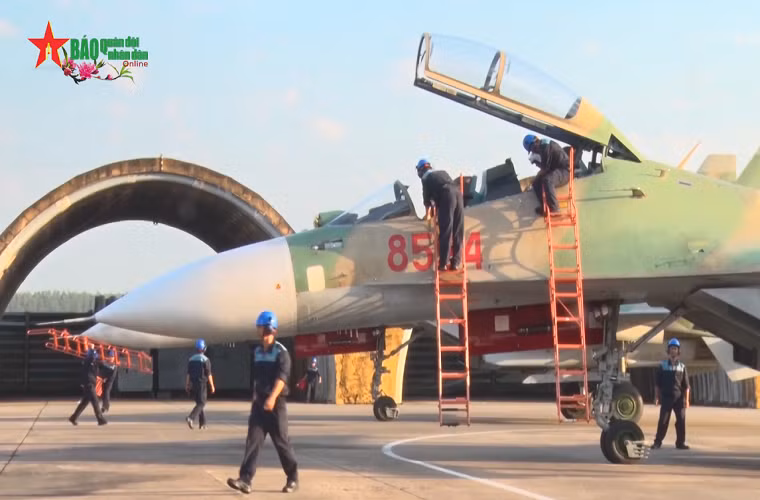 Là chiến đấu cơ hiện đại nhất của Không quân Nhân dân Việt Nam, Su-30MK2 không chỉ sở hữu năng lực chiến đấu tuyệt vời trên không mà chúng còn được Không quân ta vũ trang với các loại vũ khí mạnh mẽ nhất. Nguồn ảnh: Phòng không-Không quân
