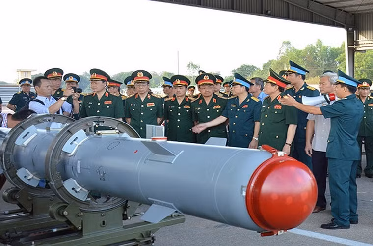 Còn trong các nhiệm vụ tấn công mặt đất, Su-30MK2 Việt Nam được trang bị bom thông minh KAB-500Kr có thể hủy diệt các mục tiêu phòng ngự kiên cố nhất, với đầu đạn xuyên giáp nặng 380 kg có khả năng xuyên phá qua 1,5 – 2 m bê tông cốt thép trước khi phát nổ. Nguồn ảnh: Phòng không-Không quân