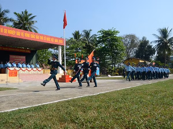 Duyệt đội hình đội ngũ tại Lễ ra quân huấn luyện Trung đoàn 282, Sư đoàn 375. (Ảnh: HỮU LỆ)