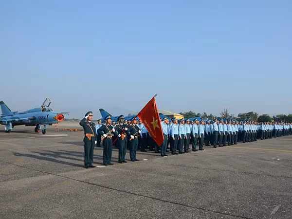 Duyệt đội ngũ tại Lễ ra quân huấn luyện Trung đoàn 929, Sư đoàn 372. (Ảnh: HỮU LỆ)
