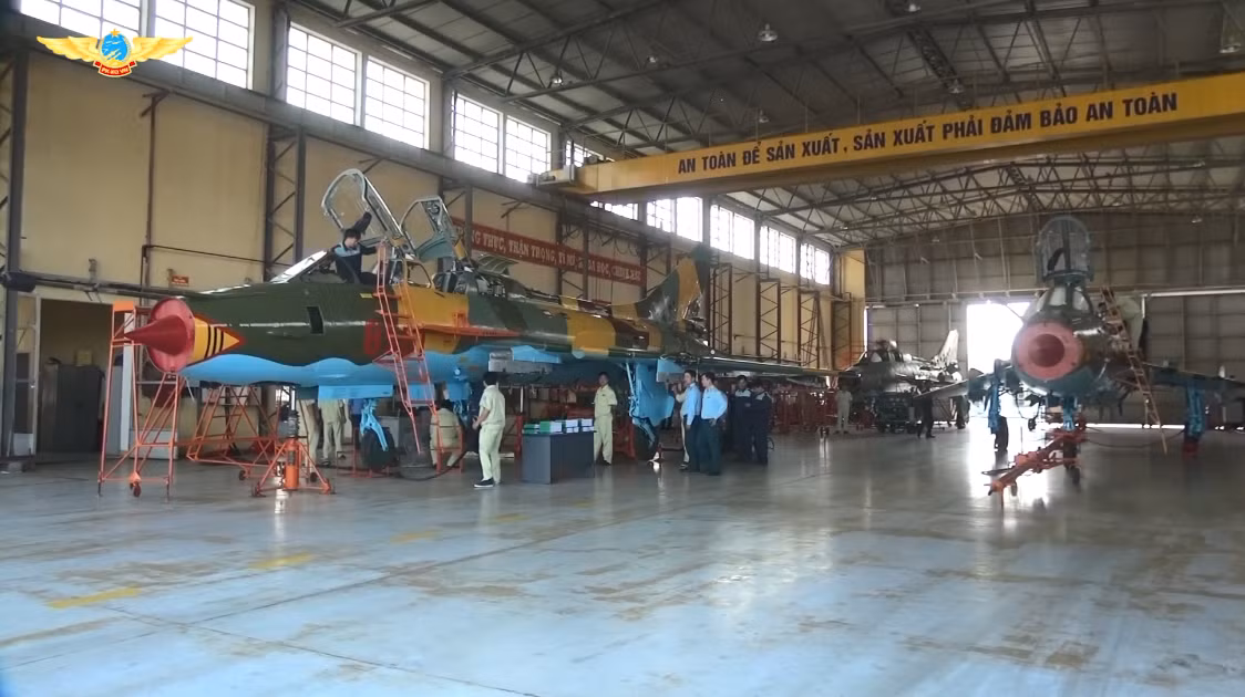 53 năm qua, Nhà máy A32 đã sửa chữa và tăng niên hạn cho hơn 500 lượt máy bay gồm 14 kiểu loại từ MiG-15 đến MiG-2, từ Su-22 đến Su-27 và tiến tới là Su-30MK2. Để đảm bảo sức sống cho các loại máy bay tiêm kích hiện đại của Việt Nam những người lính thợ ở đây đã miệt mài sáng tạo, nổ lực không ngừng để hoàn thành nhiệm vụ được giao. Nguồn ảnh: PK-KQ.