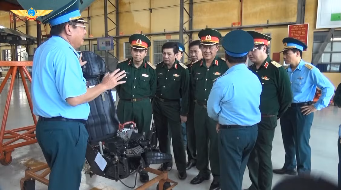 Những năm qua, đội ngũ cán bộ, kỹ sư, công nhân tại Nhà máy A32 luôn tự phát huy nội lực, khắc phục khó khăn, nâng cao trình độ, đẩy mạnh sáng kiến, cải tiến kỹ thuật với hàng trăm công trình, mô hình được nghiệm thu, đưa vào ứng dụng thực tế, để nâng cao năng lực sửa chữa các loại máy bay tiêm kích chiến đấu và các trang thiết bị của Quân chủng PK-KQ. Nguồn ảnh: PK-KQ.